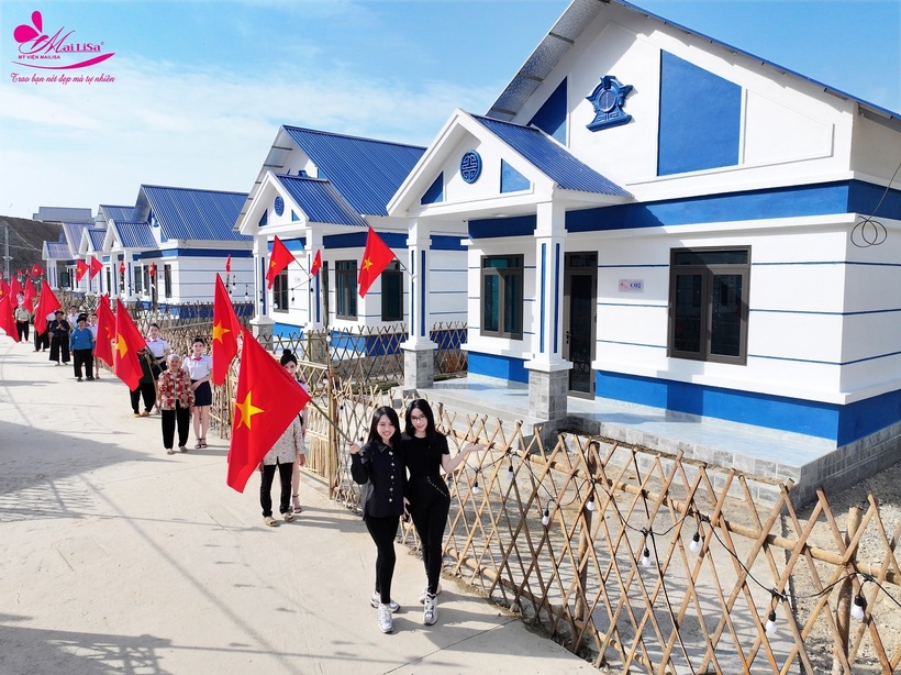 Lá cờ Tổ quốc rực rỡ tung bay trước những ngôi nhà khang trang giữa núi rừng Cao Bằng – nơi Làng Tình Nghĩa Khánh Mailisa viết câu chuyện nhân văn bằng tình người.
