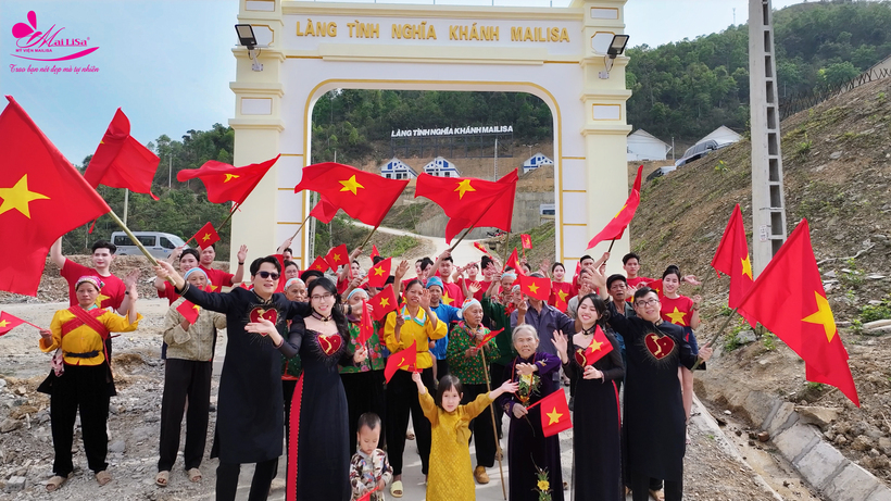 Tại cổng Làng Tình Nghĩa Khánh Mailisa, người dân địa phương và đội ngũ Mailisa hân hoan vẫy cờ đỏ sao vàng trong không khí ngập tràn niềm vui và xúc động.