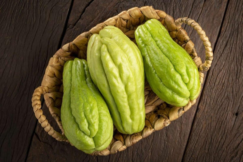 Trong quả su su có nhựa, khi gọt sẽ dính lại ở tay.