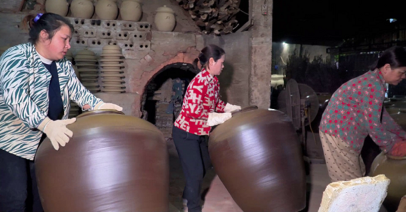 Sản phẩm gốm Gia Thủy bóng đẹp tự nhiên