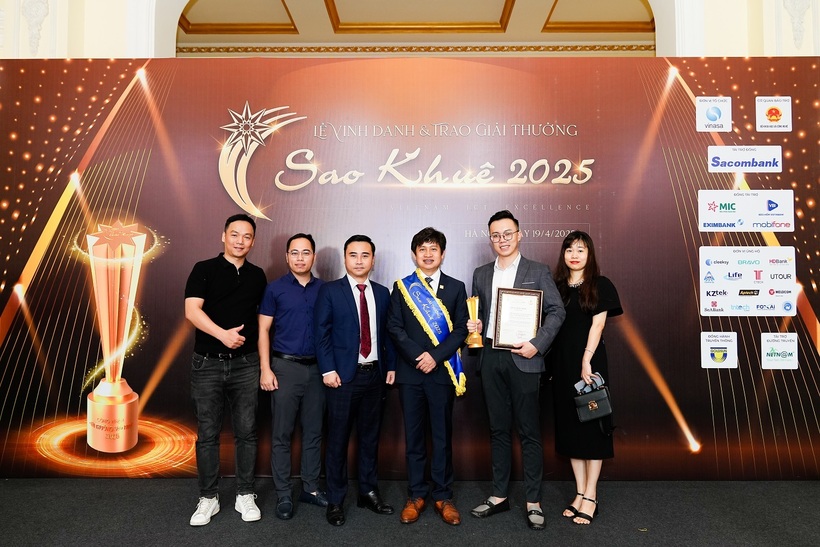 Ban lãnh đạo Meey Group tại Lễ vinh danh và trao giải Sao Khuê 2025