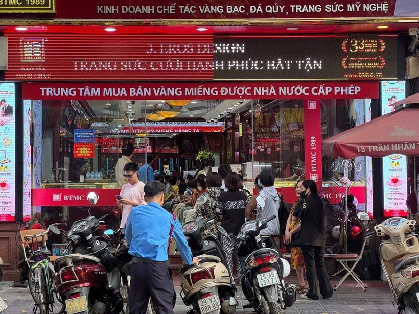Nhiều người đến tiệm vàng giao dịch. Ảnh: Dân Trí