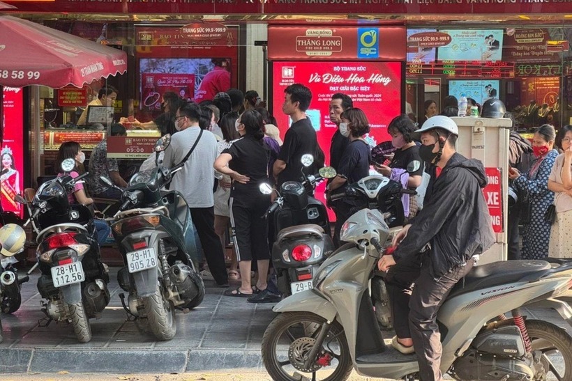 Cửa hàng vàng đông khách bất chấp cuối tuần. Ảnh: Dân Trí