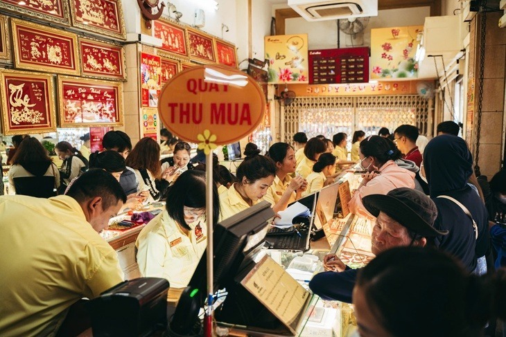 Chiều nay khi giá vàng giảm nhanh, nhiều người đã đi bán vàng vì sợ giá vàng còn giảm nữa. Ảnh: Tuổi Trẻ