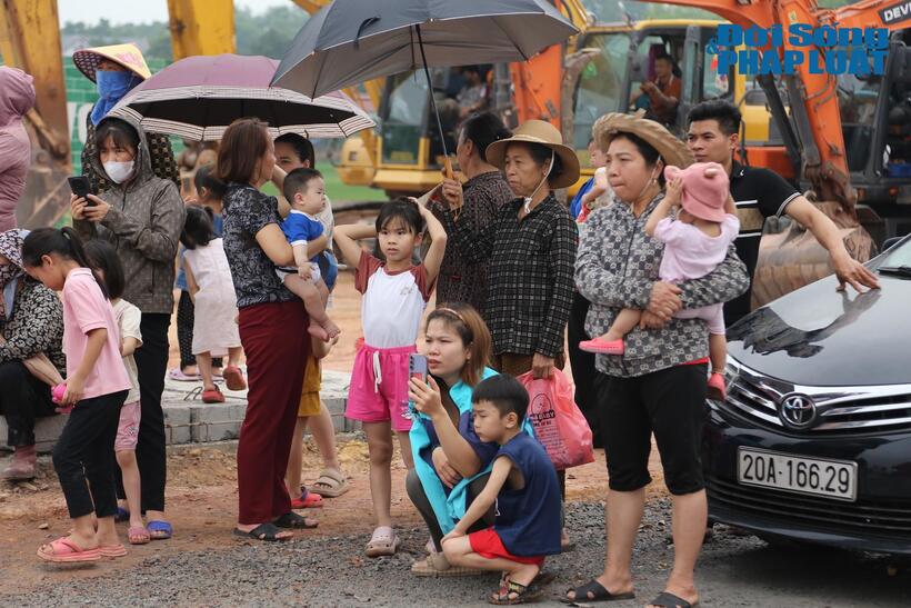 Theo ghi nhận của PV tại điểm cầu huyện Phú Bình, tỉnh Thái Nguyên, ngay từ sớm đã có rất đông người dân có mặt tại khu vực lễ khởi công để chứng kiến giây phút quan trọng này