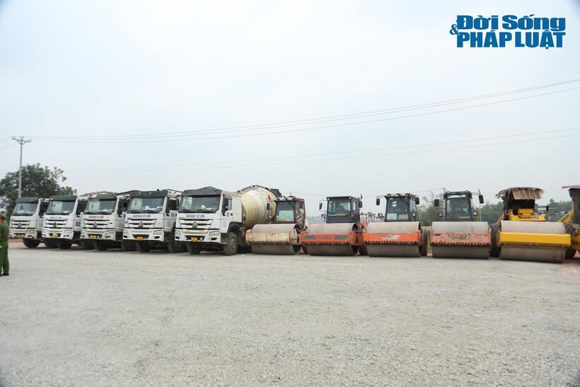 Nhiều xe, máy được tập kết để sẵn sàng thi công Dự án Khu đô thị Phú Bình 1 và Dự án Khu đô thị Phú Bình 2