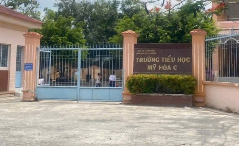 Trường Tiểu học Mỹ Hoà C, nơi có nhiều em nhập viện sau khi uống trà của người lạ đưa. Ảnh: Báo Người Lao Động.