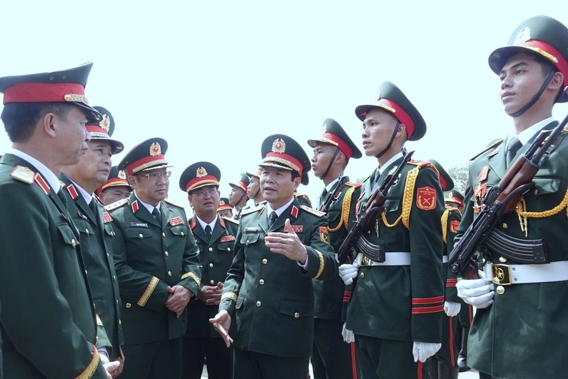 Đại tướng Nguyễn Tân Cương, Ủy viên Trung ương Đảng, Tổng Tham mưu trưởng QĐND Việt Nam, Thứ trưởng Bộ Quốc phòng kiểm tra khối duyệt binh. Ảnh: TTXVN phát