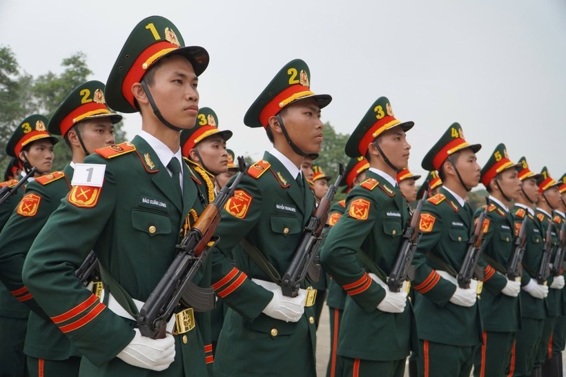 Các quân nhân được lựa chọn tham gia khối duyệt binh đều có thể hình cân đối, thực hiện động tác điều lệnh nhanh, mạnh, chuẩn xác. Ảnh: TTXVN phát