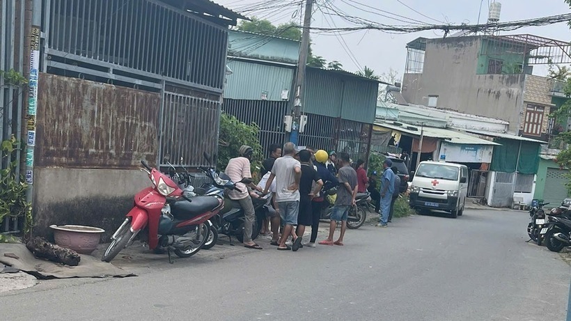Người dân xung quanh đứng xem công an khám nghiệm hiện trường. (Ảnh: VOV)