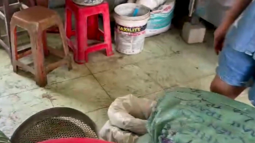 Nền nhà đầy bụi bẩn. Ảnh: VietNamNet