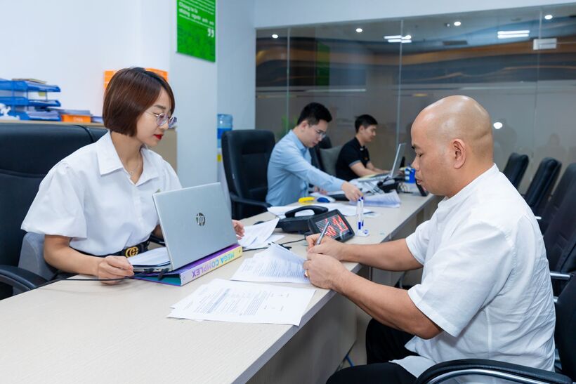 Khách hàng mua shop TMDV Vinhomes Ocean Park được hướng dẫn làm thủ tục cấp sổ đỏ, sáng 16/4