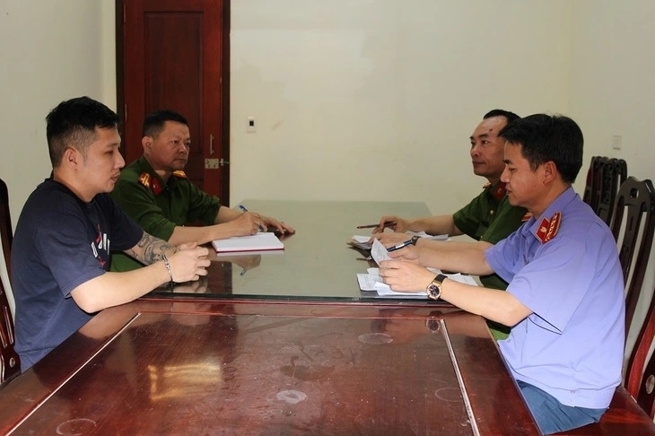 Cơ quan công an và viện kiểm sát lấy lời khai của bị can Lưu Mạnh Hưởng. Ảnh: Tuổi trẻ