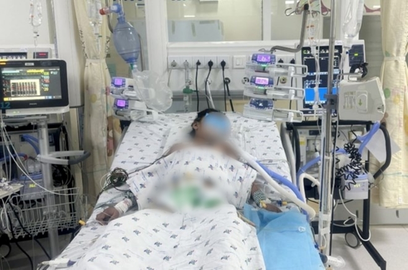 Bệnh nhi có chuyển biến tích cực sau gần hai tuần điều trị tích cực và tận tình của đội ngũ y bác sĩ Bệnh viện Nhi Đồng Thành Phố. Ảnh: Lao Động