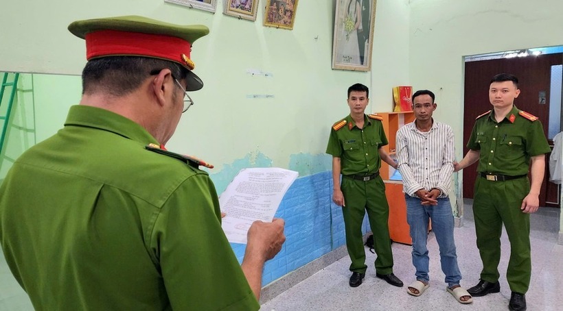 Công an đọc lệnh giữ người trong trường hợp khẩn cấp với Trương Khắc Hổ. Ảnh: Thanh Niên