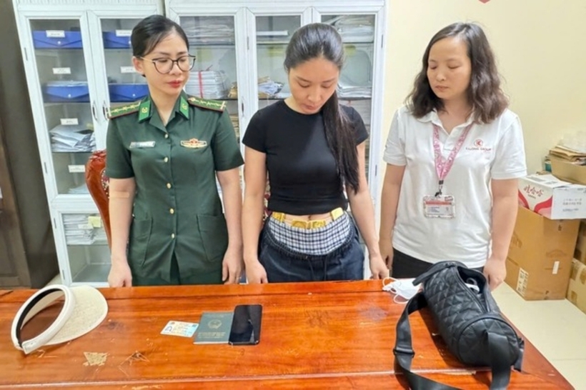 Phía trước bụng Phạm Thị Vân Anh cất giấu 4 cục kim loại màu vàng. Ảnh: Người Lao Động