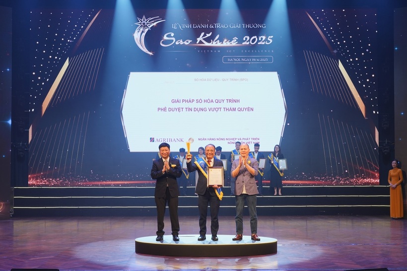 Ông Nguyễn Khắc Trung - Trưởng ban Ngân hàng Số Agribank nhận Giải thưởng Sao Khuê 2025 cho Giải pháp số hóa quy trình phê duyệt tín dụng vượt thẩm quyền