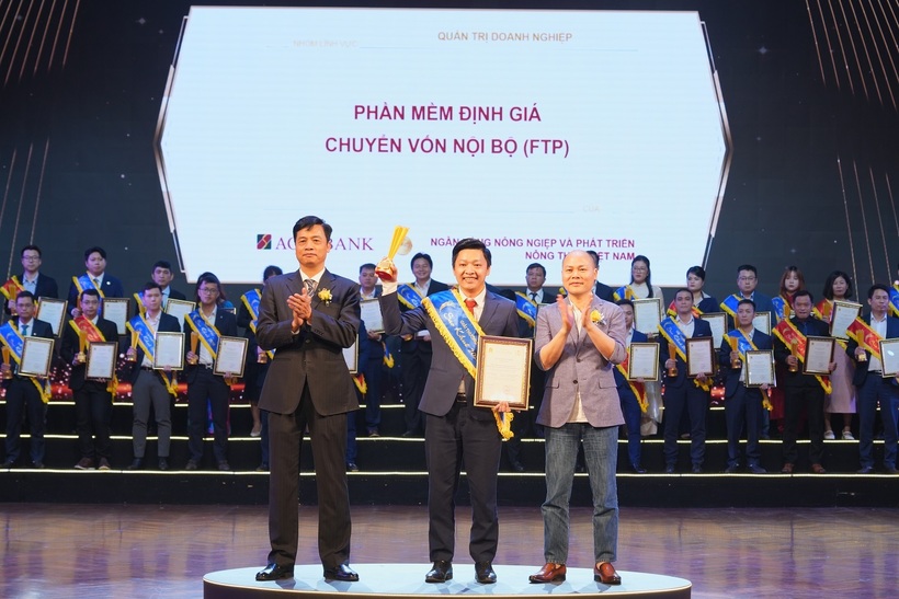Đại diện Agribank nhận Giải thưởng Sao Khuê 2025 cho Phần mềm định giá chuyển vốn nội bộ (FTP)