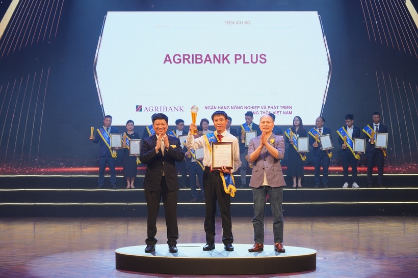 Ông Lê Hải Hà - Trưởng Ban Khách hàng Cá nhân Agribank nhận Giải thưởng Sao Khuê 2025 cho Agribank Plus