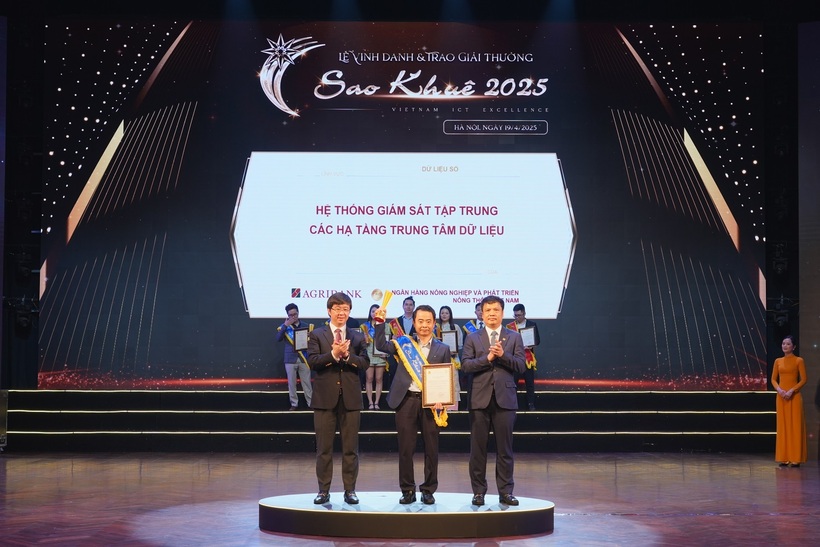 Ông Nguyễn Hữu Ngọc Thắng - Phó Giám đốc Trung tâm Công nghệ Thông tin Agribank nhận Giải thưởng Sao Khuê 2025 cho Hệ thống Giám sát tập trung các hạ tầng trung tâm dữ liệu