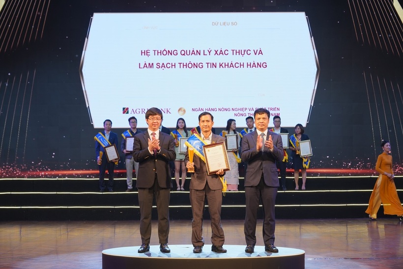 Đại diện Agribank nhận Giải thưởng Sao Khuê 2025 cho Hệ thống Quản lý xác thực và làm sạch thông tin khách hàng