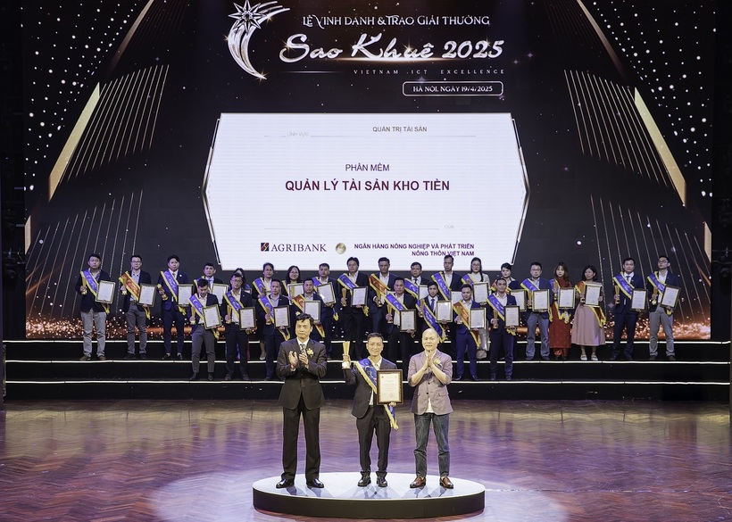 Đại diện Agribank nhận Giải thưởng Sao Khuê 2025 cho Phần mềm Quản lý tài sản kho tiền