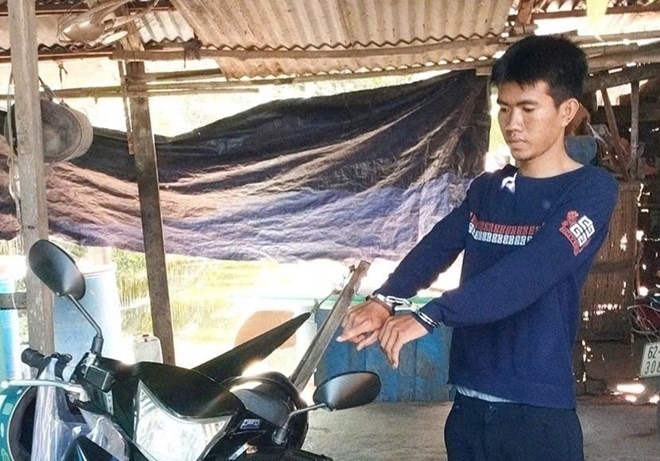 Đối tượng Võ Tấn Huy và chiếc xe cướp được của tài xế xe ôm. Ảnh: Báo Long An.