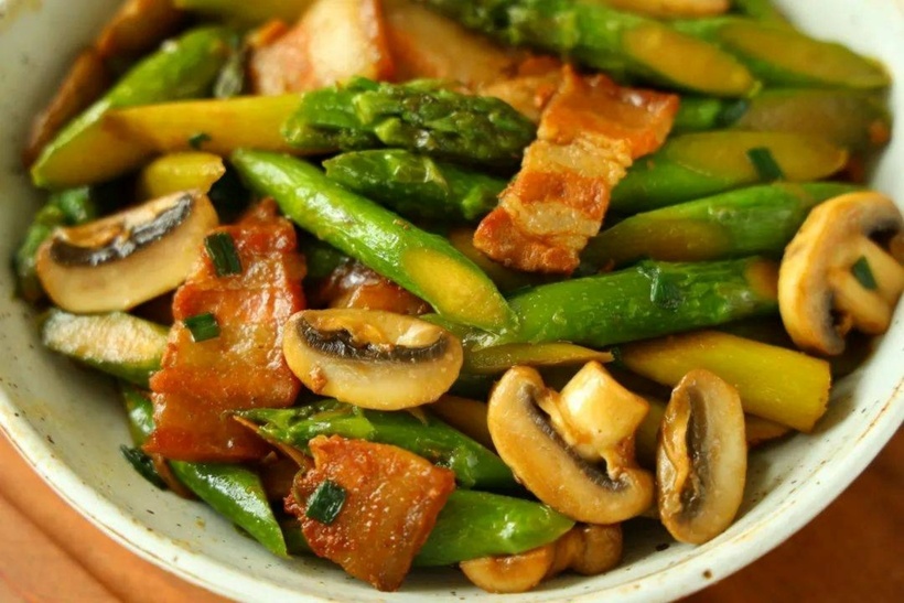 Món măng tây xào nấm mỡ và thịt ba chỉ. Ảnh minh họa.