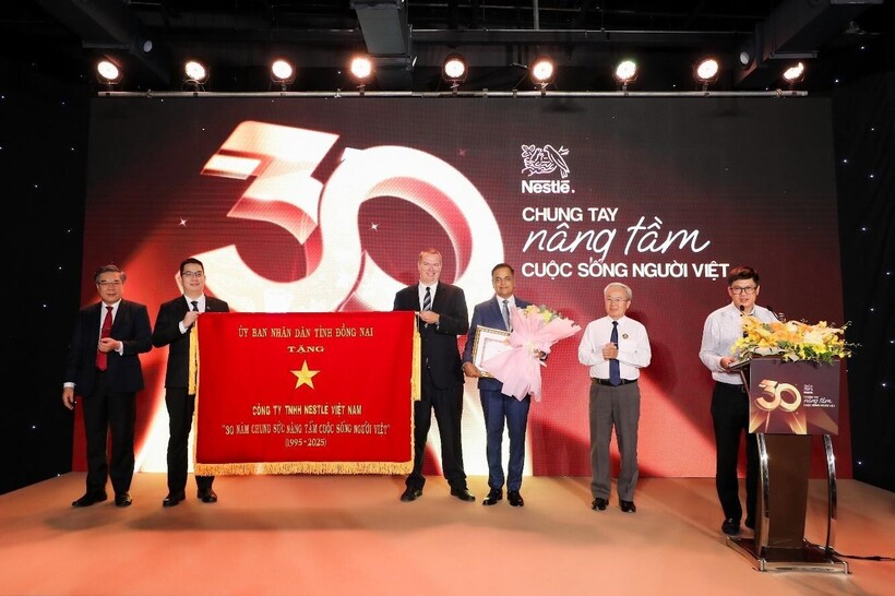Đại diện tỉnh Đồng Nai trao tặng bức trướng “30 Năm chung sức nâng tầm cuộc sống người Việt” cho Nestlé Việt Nam