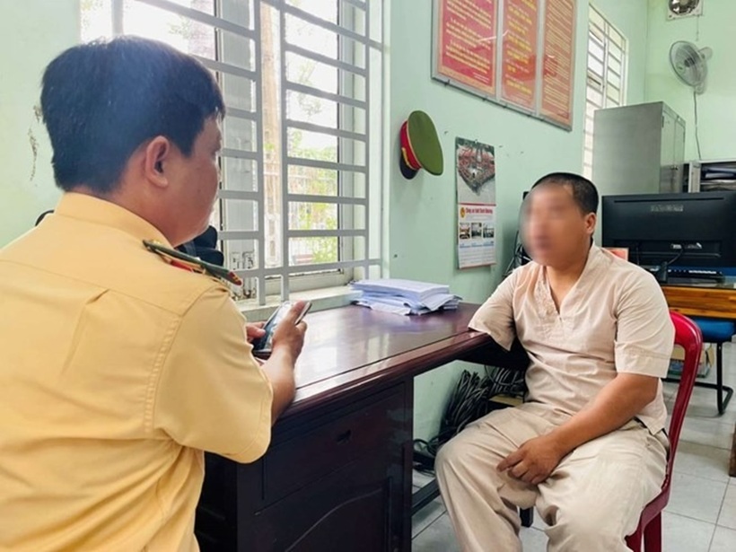 Cảnh sát giao thông mời ông H. lên làm việc. Ảnh: Lao động