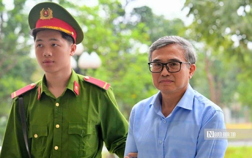 Ông Hoàng Quốc Vượng được dẫn giải tới toà.