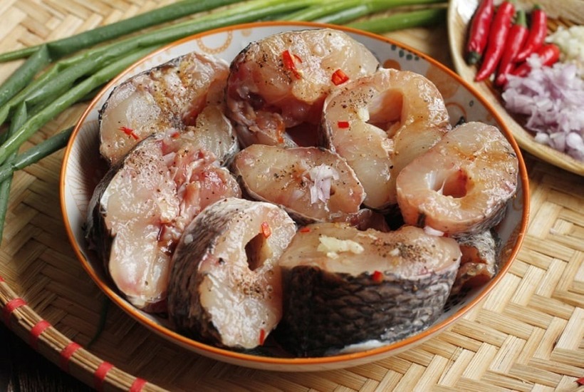 Ướp cá với sả, tỏi, hành tím giúp khử mùi tanh hiệu quả