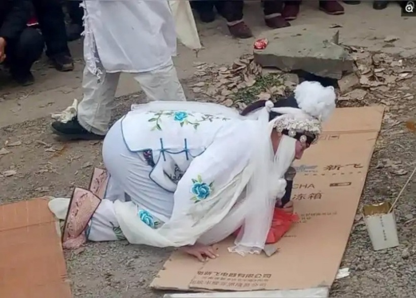 Bà Zhuang khóc thuê trong một đám tang tháng 3/2025. Ảnh: Jiupai News.