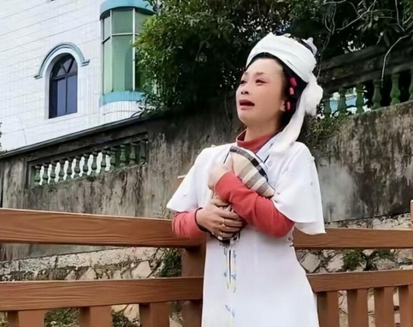 Lý Mỹ Trân khi tham gia khóc thuê trong một đám tang năm 2022. Ảnh: 163.com