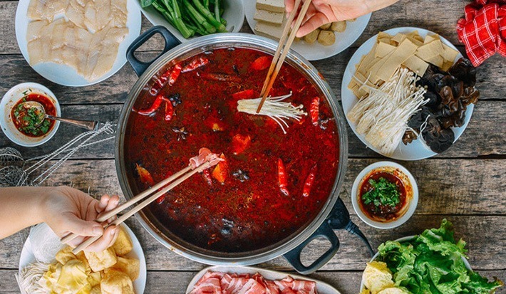 Nhấm nháp một vài ngụm bia hoặc rượu có thể giảm nhẹ cảm giác cay nóng trong miệng