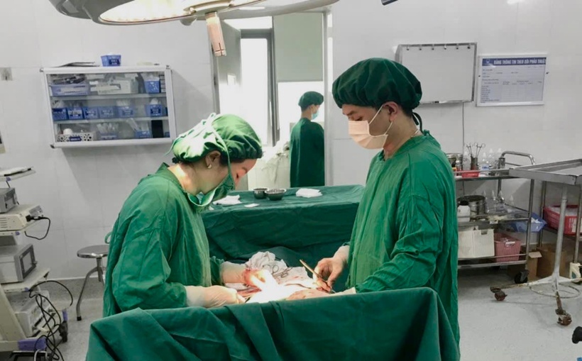 Sản phụ được thở oxy và tiến hành hồi sức tim thai tại chỗ, và mổ lấy thai gấp. Ảnh: BVCC