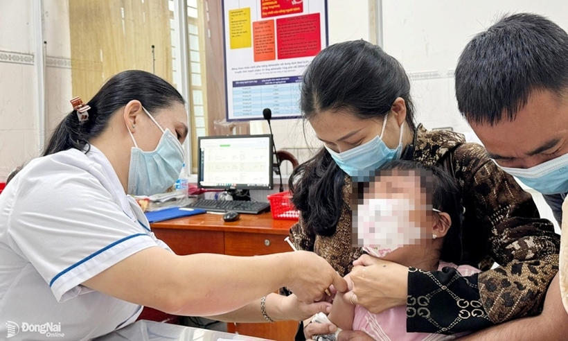 Tiêm vaccine phòng bệnh não mô cầu cho trẻ tại Trung tâm Kiểm soát bệnh tật tỉnh Đồng Nai. Ảnh: Báo Đồng Nai