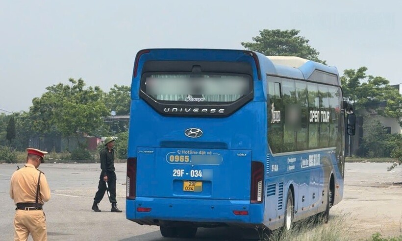 Lực lượng chức năng dừng phương tiện vi phạm để xử lý. (Ảnh do công an cung cấp).