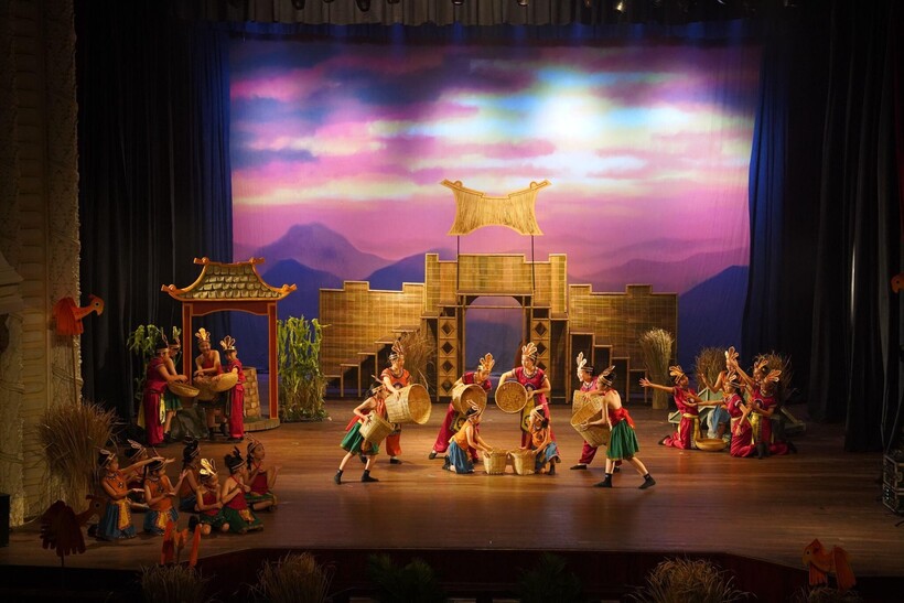 Hơn 50 học sinh Victoria School cùng tỏa sáng trên sân khấu “The Enchanted Crossbow”.