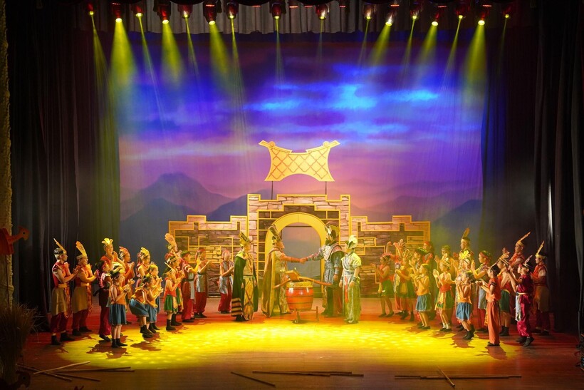 Học sinh Victoria School lần đầu biểu diễn nhạc kịch chuyên nghiệp tại sân khấu Nhà hát Thành phố.