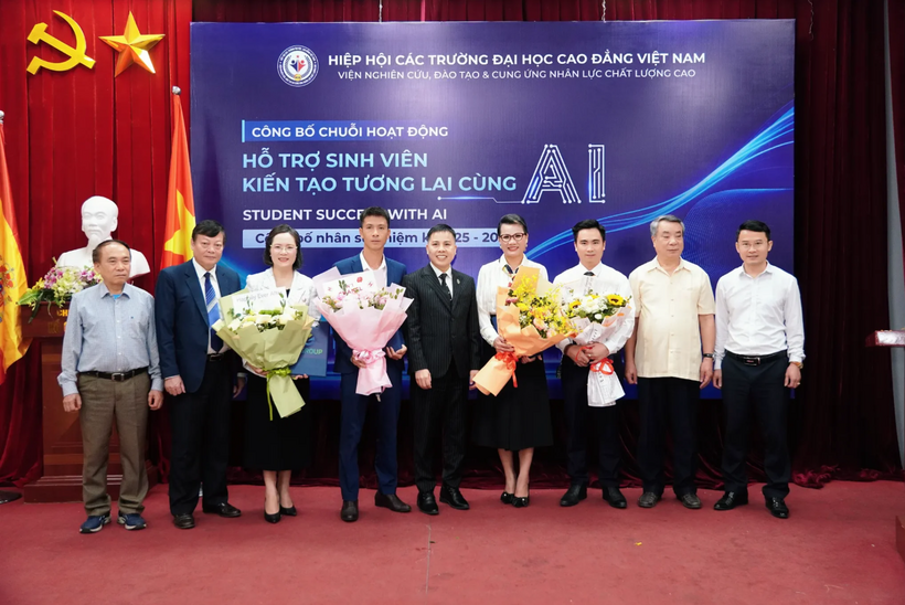 Ban lãnh đạo Viện IRETAS tại lễ công bố chuỗi hoạt động Hỗ trợ sinh viên kiến tạo tương lai cùng AI