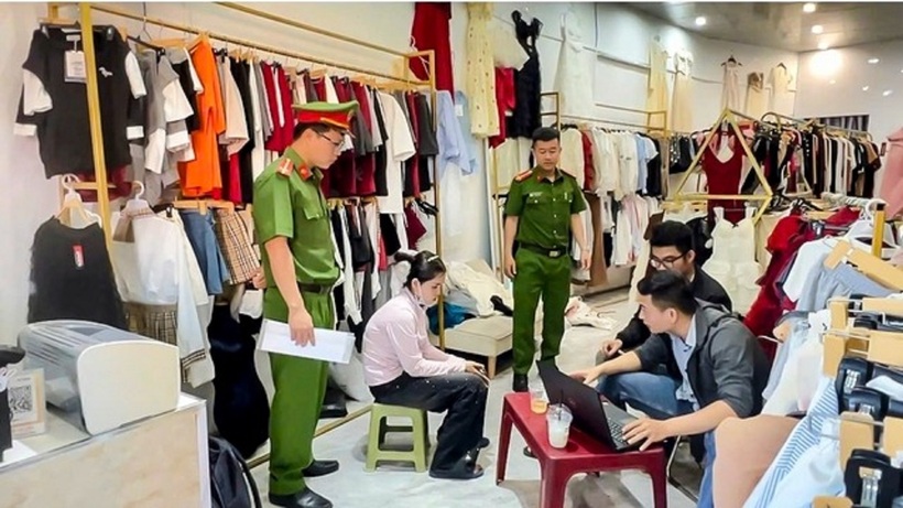 Công an làm việc với Phạm Thị Liêu. Ảnh: Thanh Niên