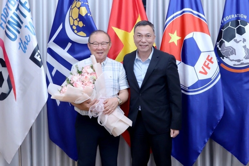 Chủ tịch VFF Trần Quốc Tuấn tặng hoa chúc mừng tân Phó chủ tịch KFA Park Hang Seo. Ảnh: VFF/Dân trí