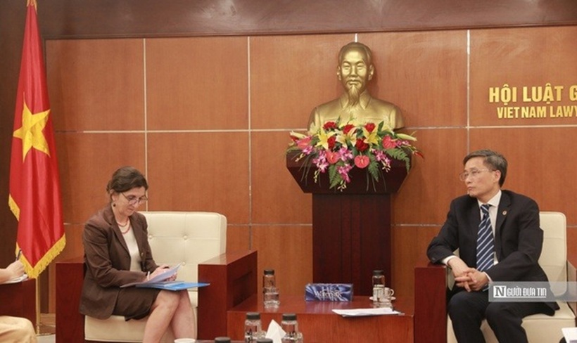 Chủ tịch Nguyễn Khánh Ngọc chào mừng đại diện Unicef Việt Nam đã tới thăm và làm việc với Hội Luật gia Việt Nam.