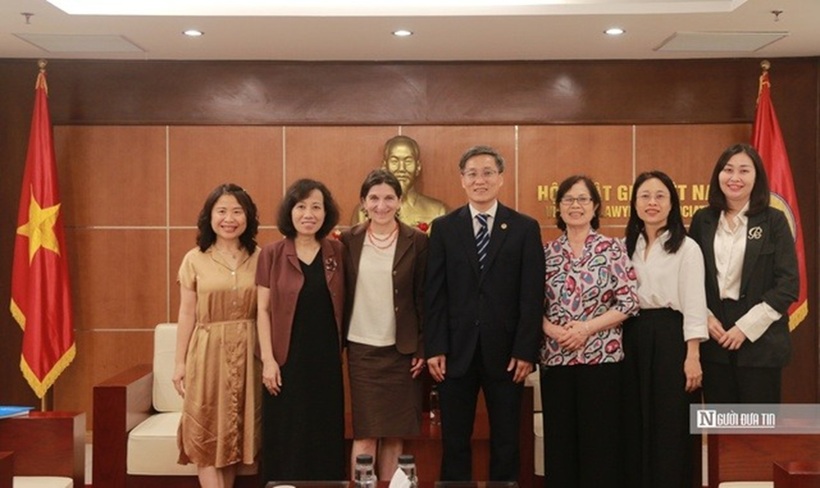 Các đại biểu chụp ảnh lưu niệm.