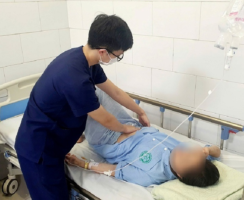 Người phụ nữ suy thận cấp vì hái cây me đất sắc nước uống để... mát gan. Ảnh: BVCC.