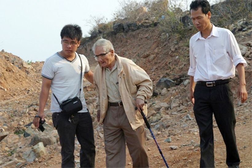 Cụ Trần Văn Tiệp (ở giữa), người gắn với huyền thoại về "kho báu núi Tàu". Ảnh tư liệu: Kiến thức