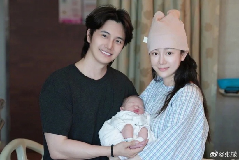 Cặp đôi chào đón con đầu lòng. Ảnh: Weibo
