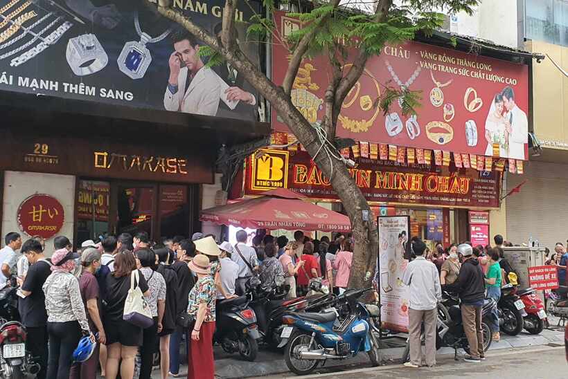Người dân xếp hàng chờ mua vàng trước cửa hàng Bảo Tín Minh Châu cơ sở Trần Nhân Tông (quận Hai Bà Trưng, Hà Nội) trong buổi sáng ngày 22/4.