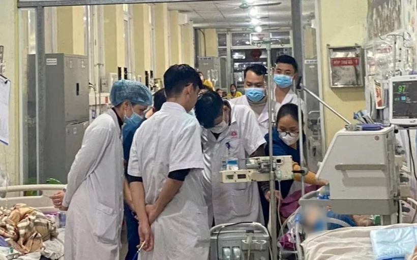 Qua thăm khám và chẩn đoán ban đầu, các bác sĩ xác định người bệnh bị sốc đa chấn thương nghiêm trọng với 14 xương sườn bị gãy, gây sập mảng ức - sườn. Ảnh: Thời báo VTV